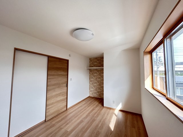 【ワイウッドコート】小山市羽川 第2期の洋室|〇3号棟・2階6帖洋室〇
ひとり時間を楽しむのにちょうどいいサイズ感♪
2階ならではの眺望も毎日の暮らしに彩りを添えてくれます。
※2026年4月撮影