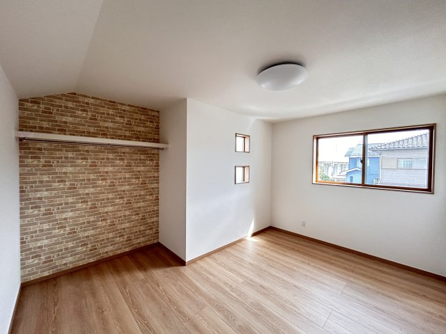 【ワイウッドコート】小山市羽川 第2期の洋室|〇3号棟・2階6.7帖洋室〇
全居室便利な収納付き☆しっかり収納して、すっきりとお部屋を使えます。暮らしにちょうどいい収納力です！
※2026年4月撮影