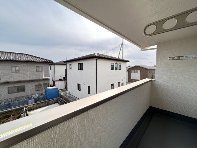 【ワイウッドコート】小山市羽川 第2期のバルコニー|〇3号棟〇
洗濯物もたっぷり干せる、実用的な広さのバルコニー☆
日当たりも良く、毎日の家事が気持ちよくこなせます♪
※2026年4月撮影