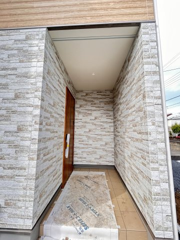 【ワイウッドコート】小山市羽川 第2期の玄関|〇3号棟〇
お子さまのいるご家庭にも安心！
モニター付きインターホンで、誰が来たかすぐにわかるから、毎日の暮らしがもっと安全になります。
※2026年4月撮影