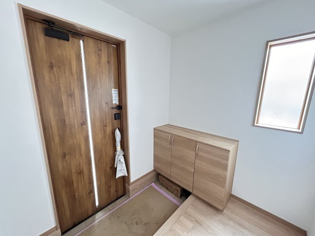 【ワイウッドコート】小山市羽川 第2期の玄関|〇3号棟〇
玄関の視界が開け、開放的な印象を与えるロータイプのシューズボックス。
天板に花瓶や写真を置いて飾り棚として活用すれば、殺風景な玄関を温かく演出できます♪
※2026年4月撮影