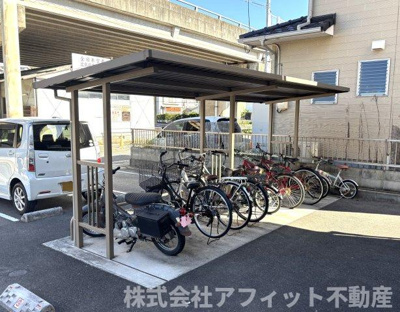 【その他共用部分】 | メゾン・ド・キャトルⅤ | 屋根付き駐輪場