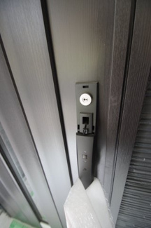 【防犯設備】 | 【仲介手数料無料！！】川崎市麻生区王禅寺東4丁目　新築戸建て（全3棟）B号棟　5480万円 | 玄関扉はカードキー対応