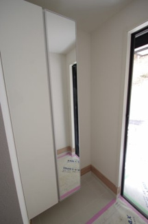 【収納】 | 【仲介手数料無料！！】川崎市麻生区王禅寺東4丁目　新築戸建て（全3棟）B号棟　5480万円 | 下駄箱（鏡付き）