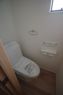 【トイレ】 | 【仲介手数料無料！！】川崎市麻生区王禅寺東4丁目　新築戸建て（全3棟）B号棟　5480万円 | 1階トイレ