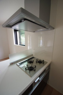 【キッチン】 | 【仲介手数料無料！！】川崎市麻生区王禅寺東4丁目　新築戸建て（全3棟）B号棟　5480万円 | フラット型レンジフード