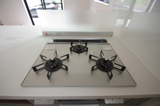 【キッチン】 | 【仲介手数料無料！！】川崎市麻生区王禅寺東4丁目　新築戸建て（全3棟）B号棟　5480万円 | ガラストップコンロ