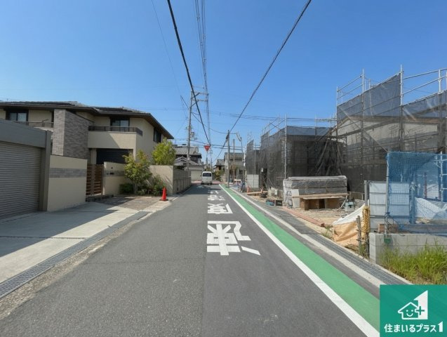 1(土)2(日)現地案内可能！香芝市高　新築一戸建ての前面道路含む現地写真|周辺は閑静な住宅街です。前面道路もしっかりと有りますので車の出し入れも安心ですよ！