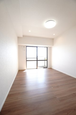 【洋室】 | 【上質リノベ】井口台パークヒルズ壱番館 | 【洋室約6.7帖】
心と体をゆったりと安らげる主寝室。
寝室のゆとりが大きい分だけ、
暮らしの安らぎは深まります。
一日の疲れを癒すだけでなく、
ご夫婦の親密な語らいを紡ぎ出します。
