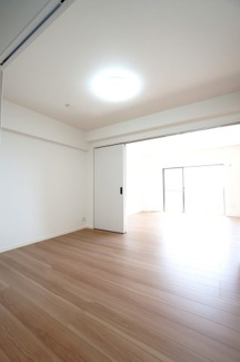 【洋室】 | 【上質リノベ】井口台パークヒルズ壱番館 | 【洋室約6.0帖】
将来、家族構成が変わった時等、第2子供部屋としても活用できそうですね！
勿論、エアコンの先行配管もしてあるので、壁付けのエアコン設置OKです！
快適な居室環境で過ごせそうです！