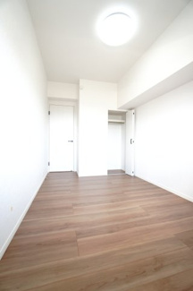 【洋室】 | 【上質リノベ】井口台パークヒルズ壱番館 | 【洋室約5.4帖】
こども部屋をコーディネート！このぐらいの広さがあれば、 
お子さんの好きな色やモチーフを使ったコーディネートで、
勉強もお片付けも
全部楽しいお気に入りの空間にしていけそうですね！