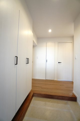 【玄関】 | 【上質リノベ】井口台パークヒルズ壱番館 | 【玄関ホール】
人を迎え入れる最初の場所だからこそ、
清潔感があり纏まった空間にして頂ける様に
大型のシューズBOXを設置。
照明はオートライト。消し忘れや
出入りが暗くならなく済みます！