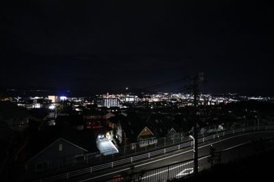 【展望】 | 【上質リノベ】井口台パークヒルズ壱番館 | 【Night View】
物件からの夜の景色は、隠れ夜景スポットのよう。
お仕事から疲れて帰ってきて、この夜景を楽しめるのも
この立地ならでは。
もう少し早い時間のサンセット夜景もキレイかも。