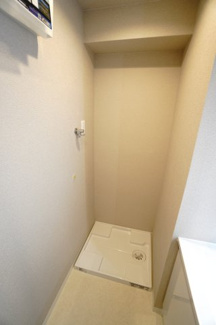 【独立洗面台】 | 【上質リノベ】井口台パークヒルズ壱番館 | 【パウダールーム】
装着が楽なワンタッチ式の給水栓！
洗濯機置場はドラム式の洗濯機も入るサイズですが、
お手持ちのサイズが入るか要確認です！
この高さがあれば、リネンラックも付けられますね！