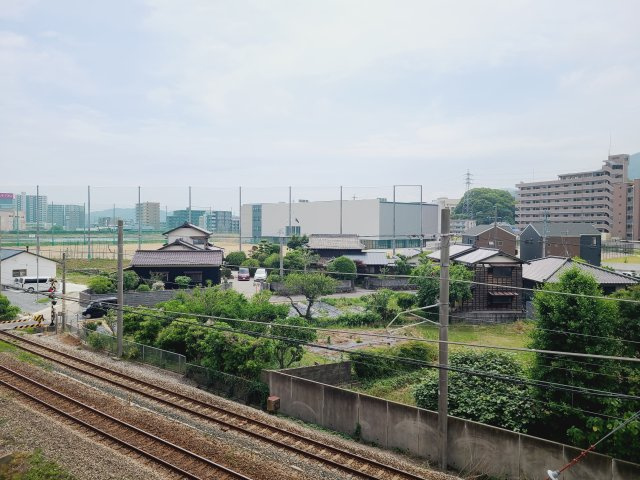 クローバーマンション周船寺壱番館の展望|〇バルコニーからは気持ちの良い眺望が広がり、周船寺中学校が望めます。