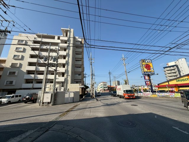 プレミスト北谷プロムナードクルーズ（中古マンション）のその他|前面道路（ドラッグストアモリの目の前です）