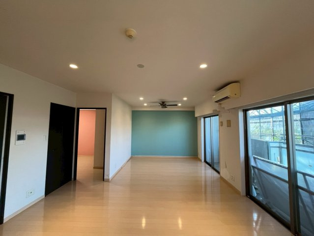 プレミスト北谷プロムナードクルーズ（中古マンション）の居間・リビング|大きな窓で採光もばっちり