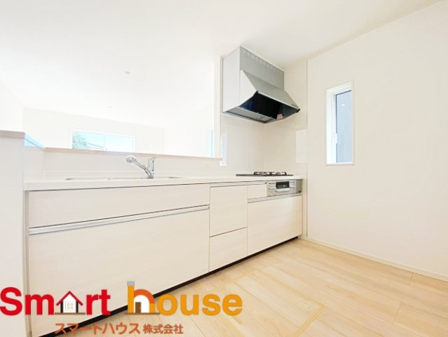 武蔵村山市中藤　新築5棟のキッチン|ママに嬉しい収納充実のキッチンです♪ストック食材もすっきり片付き、清潔な空間で毎日のお料理が快適に！