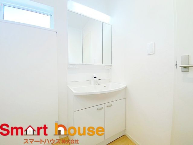 武蔵村山市中藤　新築5棟の独立洗面台|明るく清潔感ある洗面室は、使い勝手の良い三面鏡と採光窓が特徴♪通気性も良く家事動線にも配慮しました。