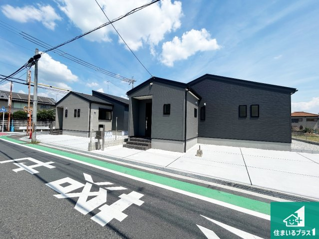 ●香芝市高　新築一戸建ての前面道路含む現地写真|周辺は閑静な住宅街！前面道路広々で車の出し入れも便利です。駐車が苦手な方でも安心して車庫入れできます！