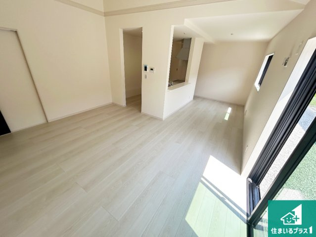 ●香芝市高　新築一戸建ての居間・リビング|日当たり良好の明るいリビングで朝の目覚めもスッキリできそう！対面キッチンでご家族のコミュニケーションも自然と増える設計！小さなお子様が遊ぶスペースを作っても広々とくつろげるLDK！