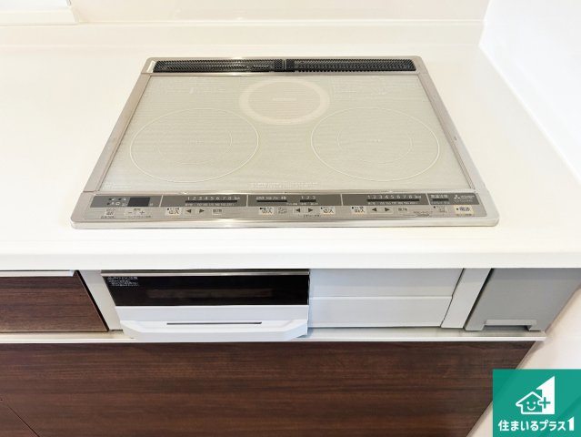 ●香芝市高　新築一戸建てのキッチン|リビングと統一感があり、使い勝手のいいキッチン。広々としているので、二人並んで作業が出来ちゃいます。お子様と一緒に色々なお料理に挑戦できるスペースがあります。