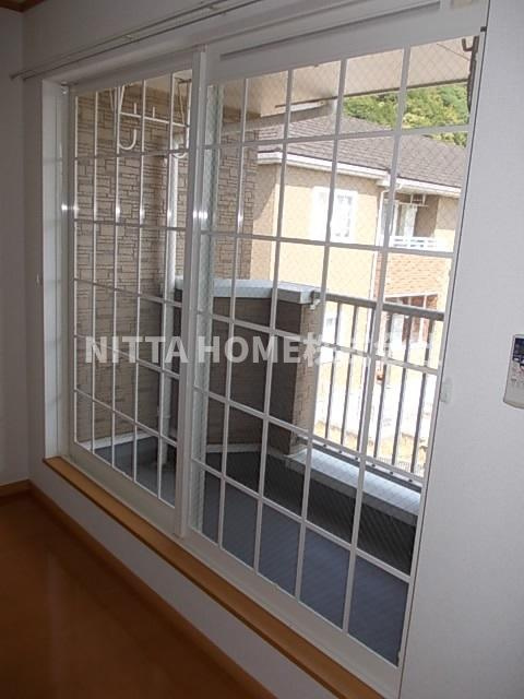 クラールＢのバルコニー|南東向きのバルコニーがリビングについています◇