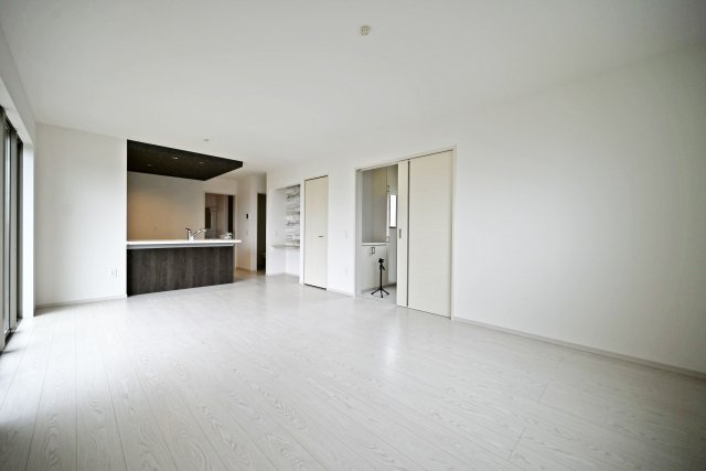 テラシエ花屋敷つつじガ丘新築一戸建て│4LDK+並列駐車2台可のダイニング|1階LDKをリビング側から撮影した内観写真です。ナチュラルテイストな内装はどんな家具も合わせやすく、お好みのインテリアコーディネートをお楽しみいただけます。