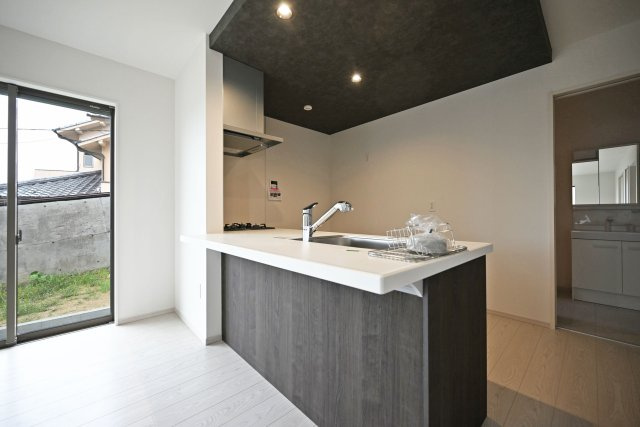 テラシエ花屋敷つつじガ丘新築一戸建て│4LDK+並列駐車2台可のキッチン|キッチン上部は折下天井を採用でデザイン性を向上させています。ダウンライトを4基採用し、作業性を確保。