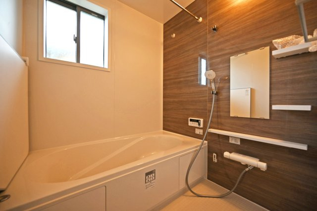 テラシエ花屋敷つつじガ丘新築一戸建て│4LDK+並列駐車2台可の浴室|1階浴室の内観写真です。浴室暖房乾燥機付きの1616サイズ、Housetec製のユニットバスを導入しました。