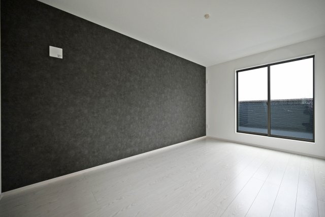 テラシエ花屋敷つつじガ丘新築一戸建て│4LDK+並列駐車2台可の寝室|主寝室にはアクセントクロスを配置し、採光も十分に考えた設計をしています。 アクセントクロスはそんなときの「発想」を手助けします。