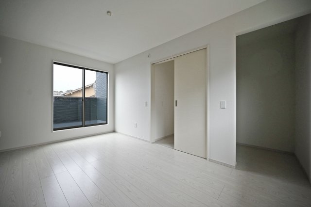 テラシエ花屋敷つつじガ丘新築一戸建て│4LDK+並列駐車2台可の収納|-主寝室(2F)- WICLを備えており、夫婦のプライベート用品をすっきり収納することが出来ます。