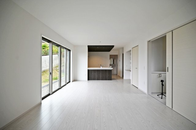 テラシエ花屋敷つつじガ丘新築一戸建て│4LDK+並列駐車2台可の居間・リビング|対面式キッチンやスタディーコーナーを設けるなど家族同士のつながりを感じやすい設計を基調としています。キッチンに折下天井を設けるなどデザイン性を向上させた内観に仕上がりました。