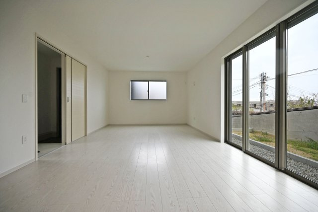 テラシエ花屋敷つつじガ丘新築一戸建て│4LDK+並列駐車2台可の居間・リビング|1階LDKをキッチン側から正面に撮影した内観写真です。奥行きがある縦長リビングなので、収納や家具の配置、インテリアコーディネートがしやすいです。