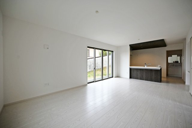 テラシエ花屋敷つつじガ丘新築一戸建て│4LDK+並列駐車2台可のダイニング|リビングダイニングが長方形に近い設計で、一体的に活用できるため、食事の時以外にもダイニングテーブルで寛ぎながらご家族やご友人方とのお時間を過ごすことが出来ます。