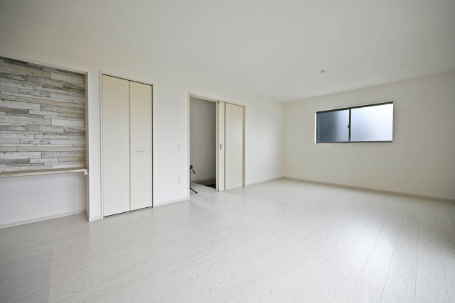 テラシエ花屋敷つつじガ丘新築一戸建て│4LDK+並列駐車2台可の居間・リビング|入ってすぐのリビングの印象は、「広く落ち着いた空間」です。スタディーコーナーにアクセントクロスを設けるなどLDKに一工夫加えています。