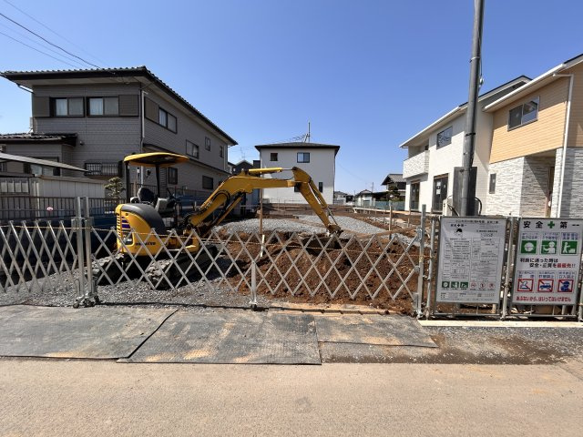 【ワイウッドコート】小山市羽川 第2期の前面道路含む現地写真|〇4号棟〇
人気の平屋！3LDK+WIC+SIC+カースペース2台
お庭を囲むような間取になっていますので、ウッドデッキを設置したり、ガーデニングをしたりと楽しみが増えますね♪
※2026年4月撮影
