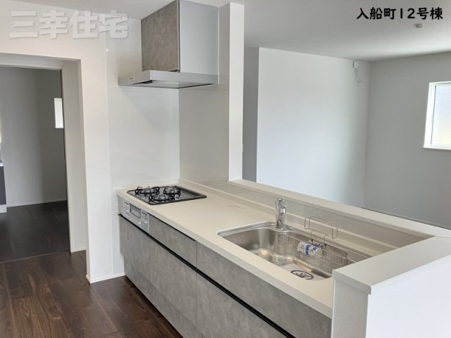 碧南市入船町のキッチン|ご家族の笑顔を見ながらお料理できる対面式システムキッチン。浄水器も付いてます！