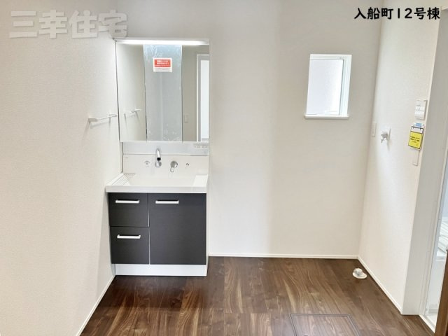 碧南市入船町の洗面所|とっても広い洗面室。収納棚が置けるスペースあります。
