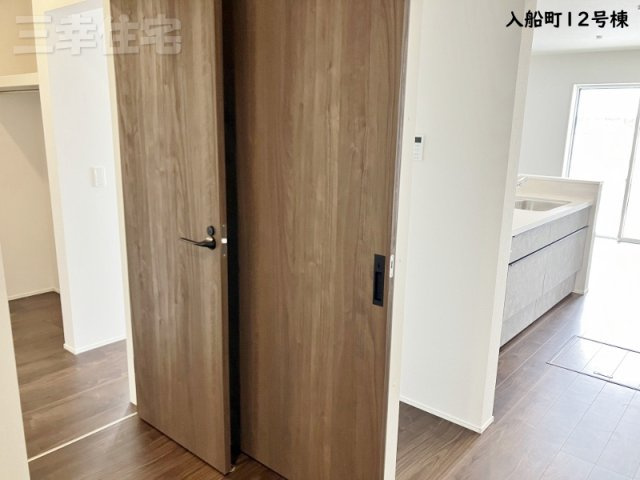 碧南市入船町の洗面所|洗面室には、キッチンからも２階に続く廊下からも、どちらからも行くことができるラクラク導線