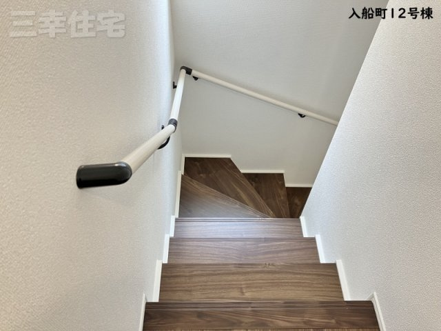 碧南市入船町の設備|手すりのある階段　手すりがあるから安心ね　