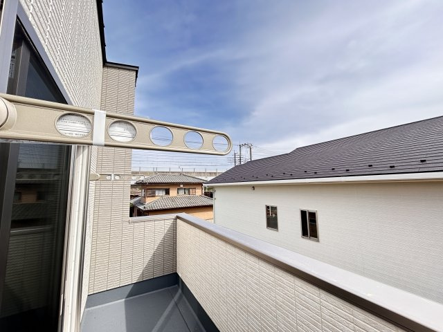 【ワイウッドコート】小山市羽川 第2期のバルコニー|〇2号棟〇
外の空気を感じながら、ほっと一息♪
洗濯物を干すだけじゃない、バルコニーが暮らしにちょっとした贅沢と開放感を届けてくれます。
※2026年4月撮影