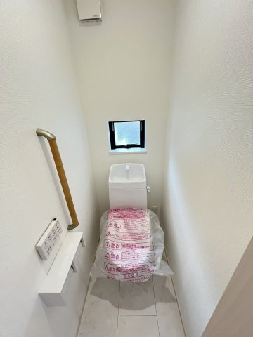 【トイレ】 | 春日市須玖北5丁目　F号棟（全7棟）【仲介手数料無料・0円】 | 現地写真。1階のトイレです。