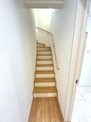【内装】 | 春日市須玖北5丁目　F号棟（全7棟）【仲介手数料無料・0円】 | 現地写真。2階へ上がる階段です。手摺もついて安全ですね。