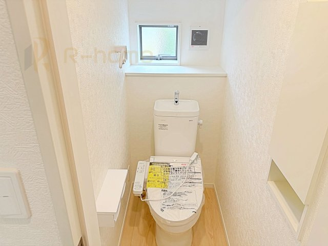 小美玉市羽鳥第12　新築戸建て　1号棟のトイレ|温水洗浄便座付きのトイレ。
トイレが２ヵ所設置で朝の忙しい時間でも安心です。