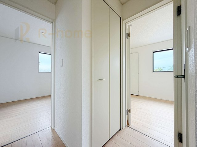 小美玉市羽鳥第12　新築戸建て　1号棟の収納|あると嬉しいホールクローゼット！家族で活用できる便利な収納スペース♪