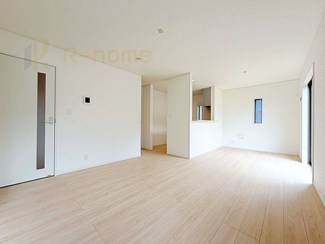 小美玉市羽鳥第12　新築戸建て　1号棟の居間・リビング|広くて明るいＬＤＫ♪ ゆったりくつろげるリビングスペースで、ご家族皆様の笑顔が溢れます。