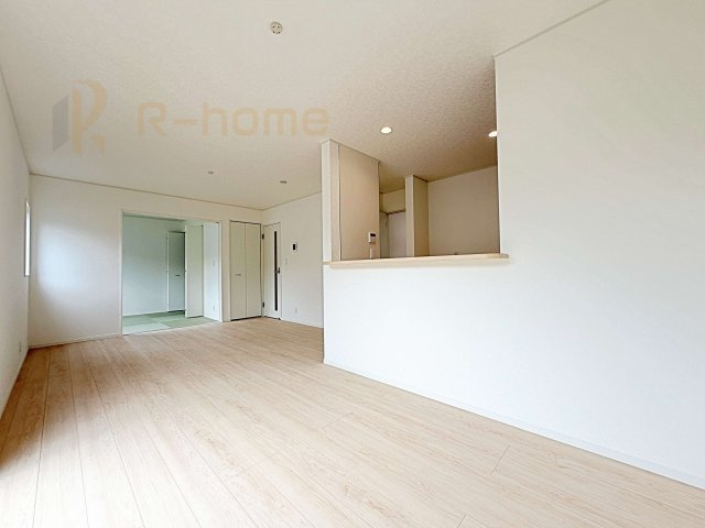 小美玉市羽鳥第12　新築戸建て　1号棟の居間・リビング|開放感のあるリビングには収納スペースもあり、ゆったりした空間を保てます♪
