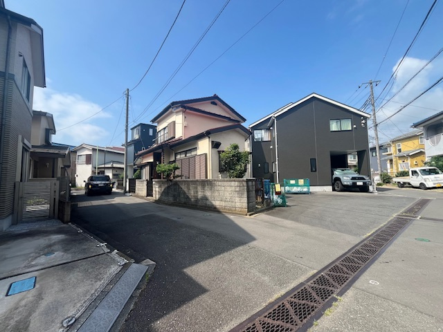 【中古】入間市高倉リフォーム中古住宅の前面道路含む現地写真|ゆとりある前面道路