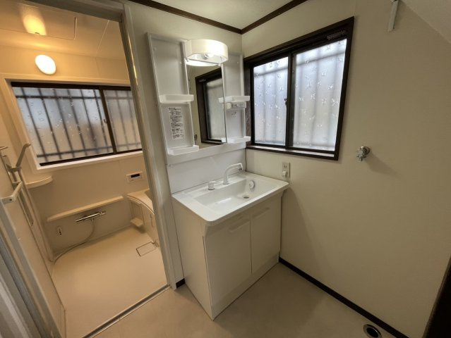 【中古】入間市高倉リフォーム中古住宅の独立洗面台|朝の身支度に欠かせない洗面台です！